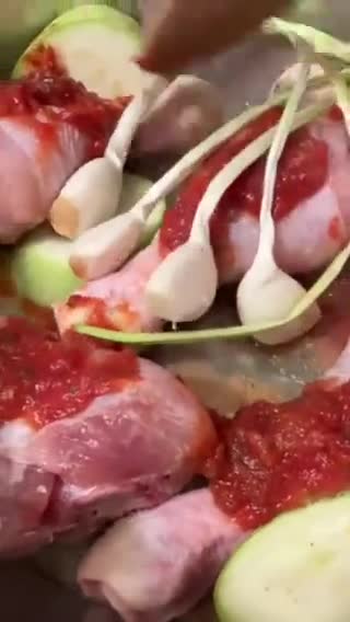 Foto del paso 2 de la receta: Muslos de pollo con cositas ricas, en la olla exprés, en solo 15’