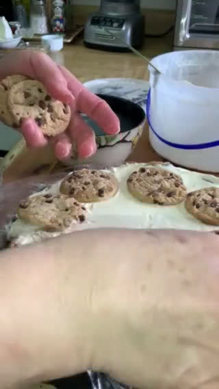 Foto del paso 6 de la receta: Pastel De Nieve de Vainilla con Galletas Chispas de Chocolate