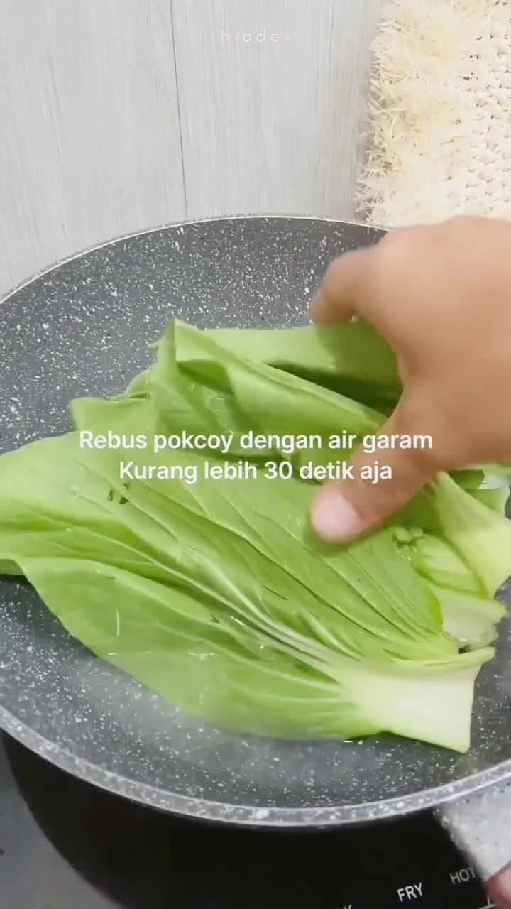 Foto langkah ke 2 dari resep Tumis pokcoy bawang putih.