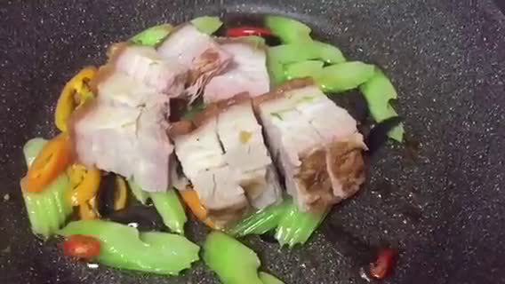 รูปขั้นตอนการทำที่ 2 ของ หมูกรอบ5ห่วง(เซเลอรี่ ชะอม มะกอกดำ พริกแดง พริกเหลือง)