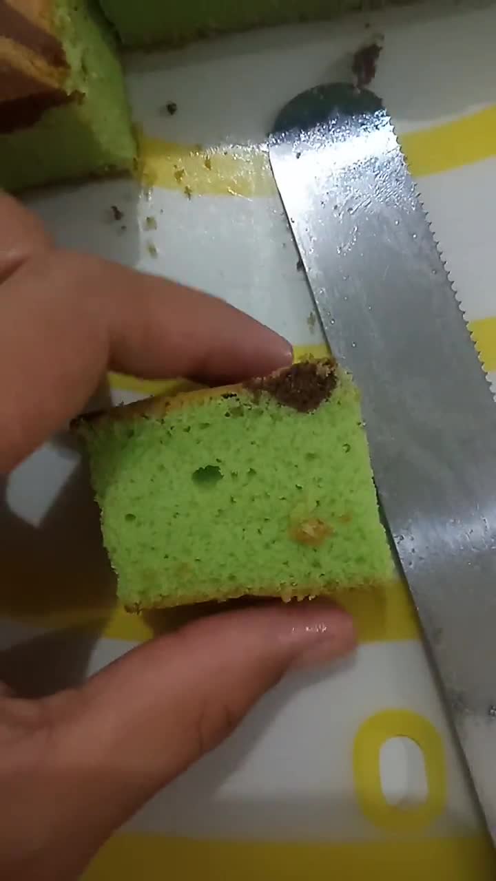 Foto langkah ke 7 dari resep Bolu Pandan Panggang 3 Telur.