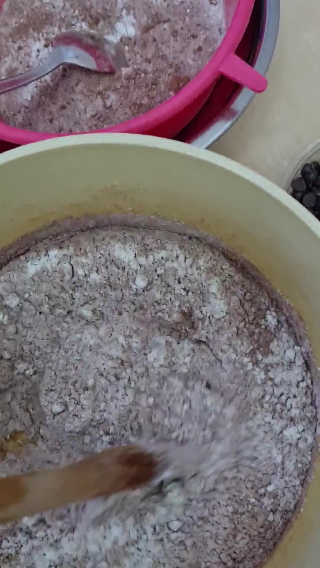 Foto del paso 2 de la receta: Cookies doble chocolate 🇺🇸 "Dark chocolate chocolate chip" copycat cookies Levain Bakery®