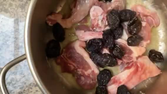 Une image de l'étape 2 de Côtelettes d’agneau 🥩🍋🥜🫘confites aux fruits secs🍯.