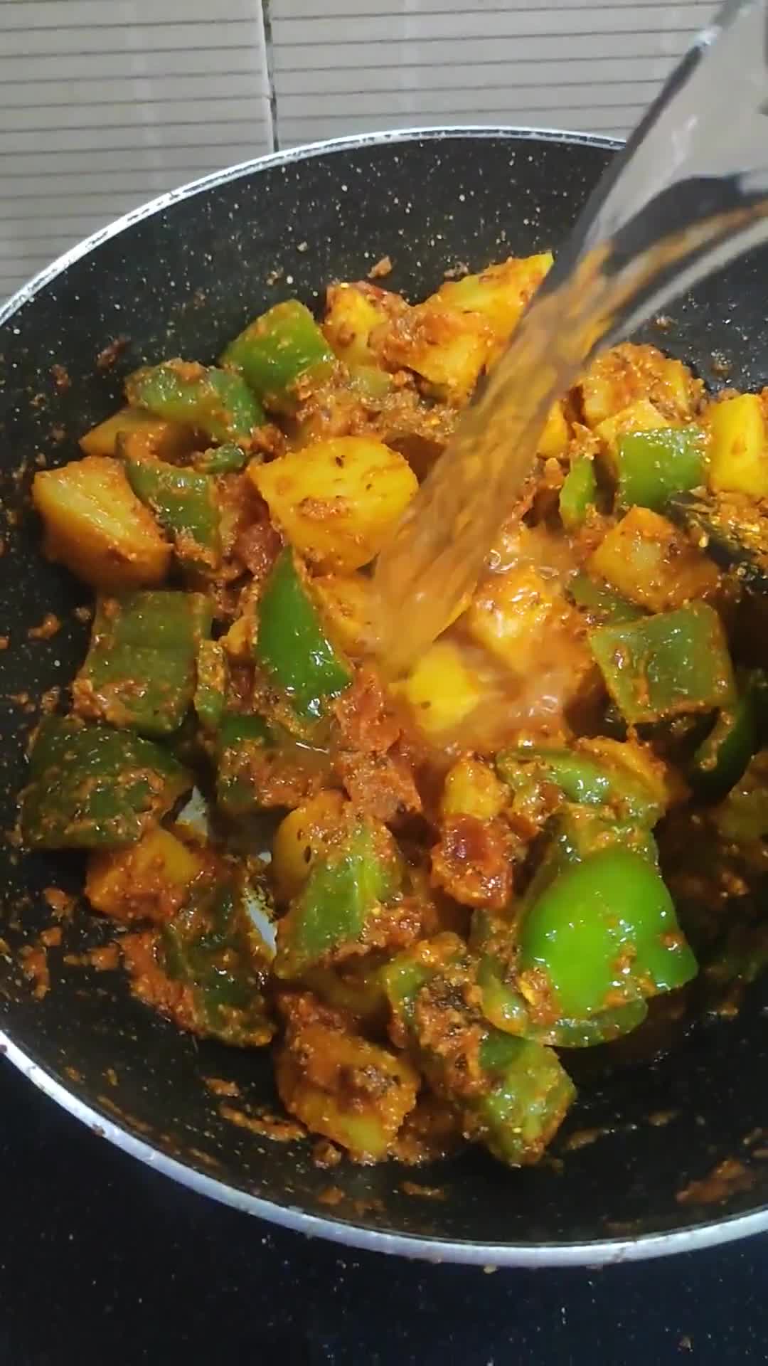 आलू शिमला मिर्च ग्रेवी(दही वाली) (Aloo Shimla Mirch in Dahi Gravy) रेसिपी चरण 6 फोटो