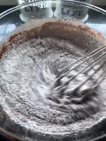 Gambar langkah 2 resipi Muffin Coklat Chip.