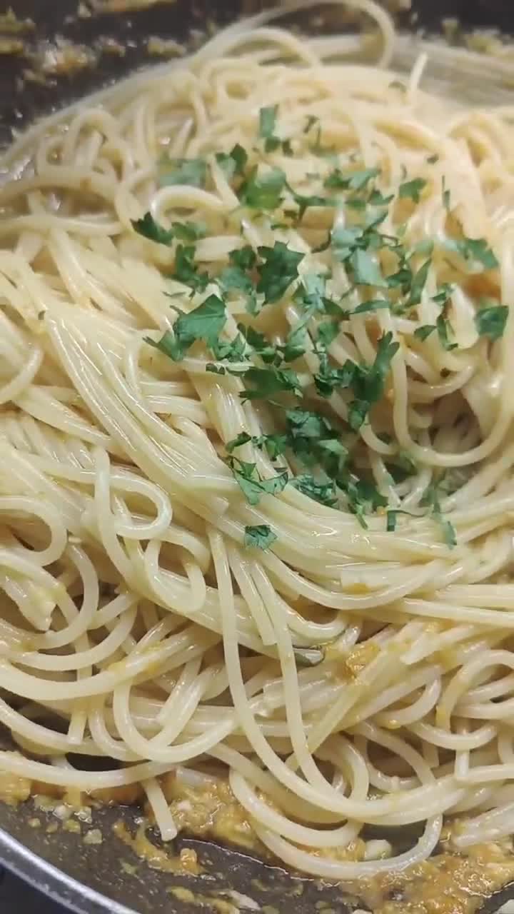 Foto del passaggio 4 della ricetta Spaghetti ai fiori di zucchina e limone