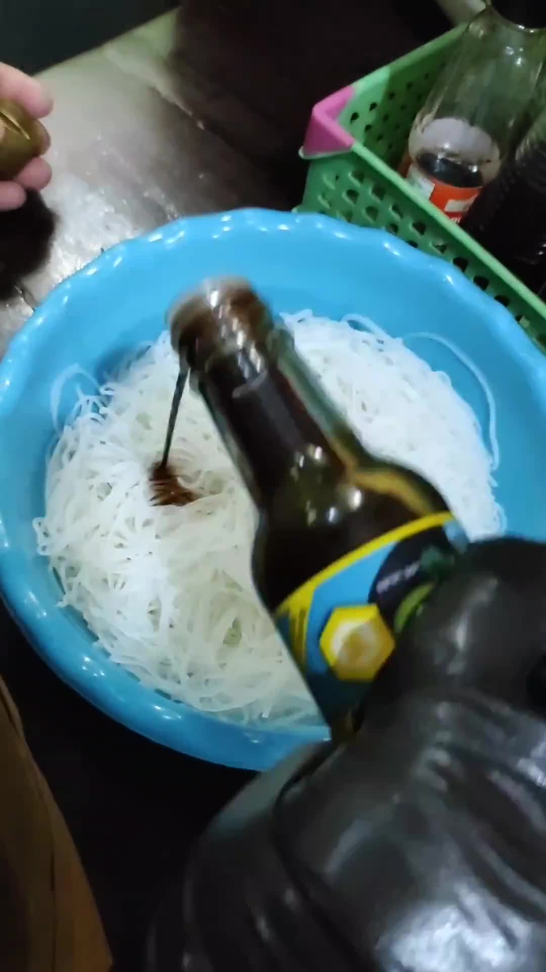 Foto langkah ke 1 dari resep Bihun Goreng Jamur Kuping.