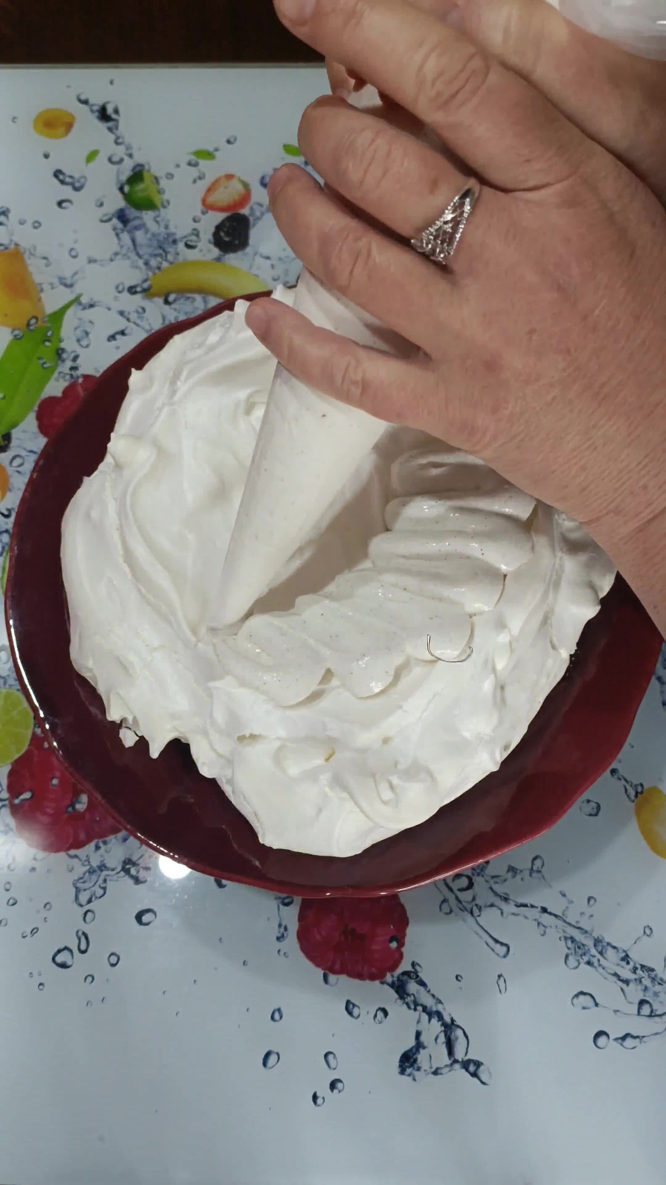 Une image de l'étape 10 de 🍓Pavlova Fraise et chantilly coco vanille.