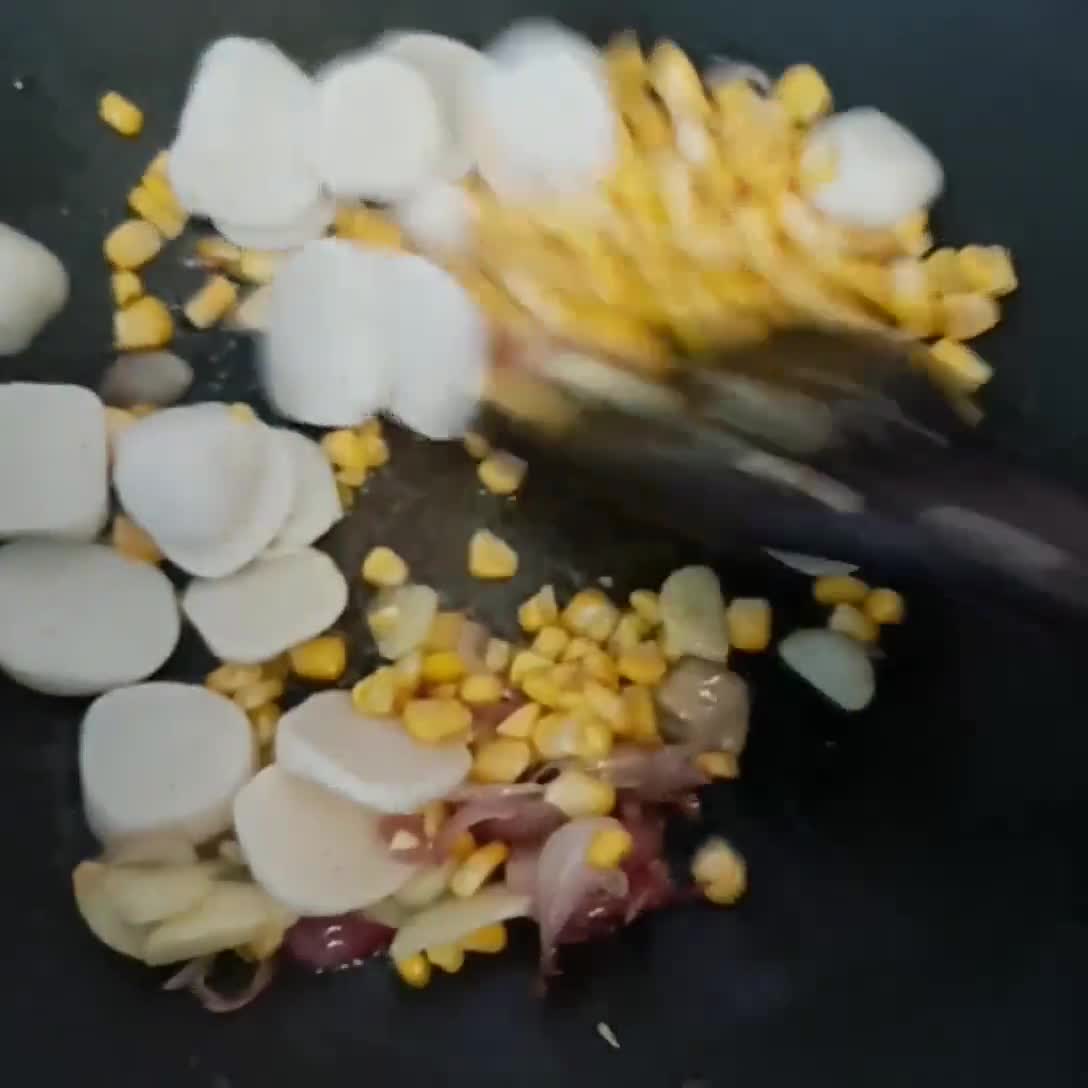 Foto langkah ke 2 dari resep Tumis Kangkung Bakso Ikan.