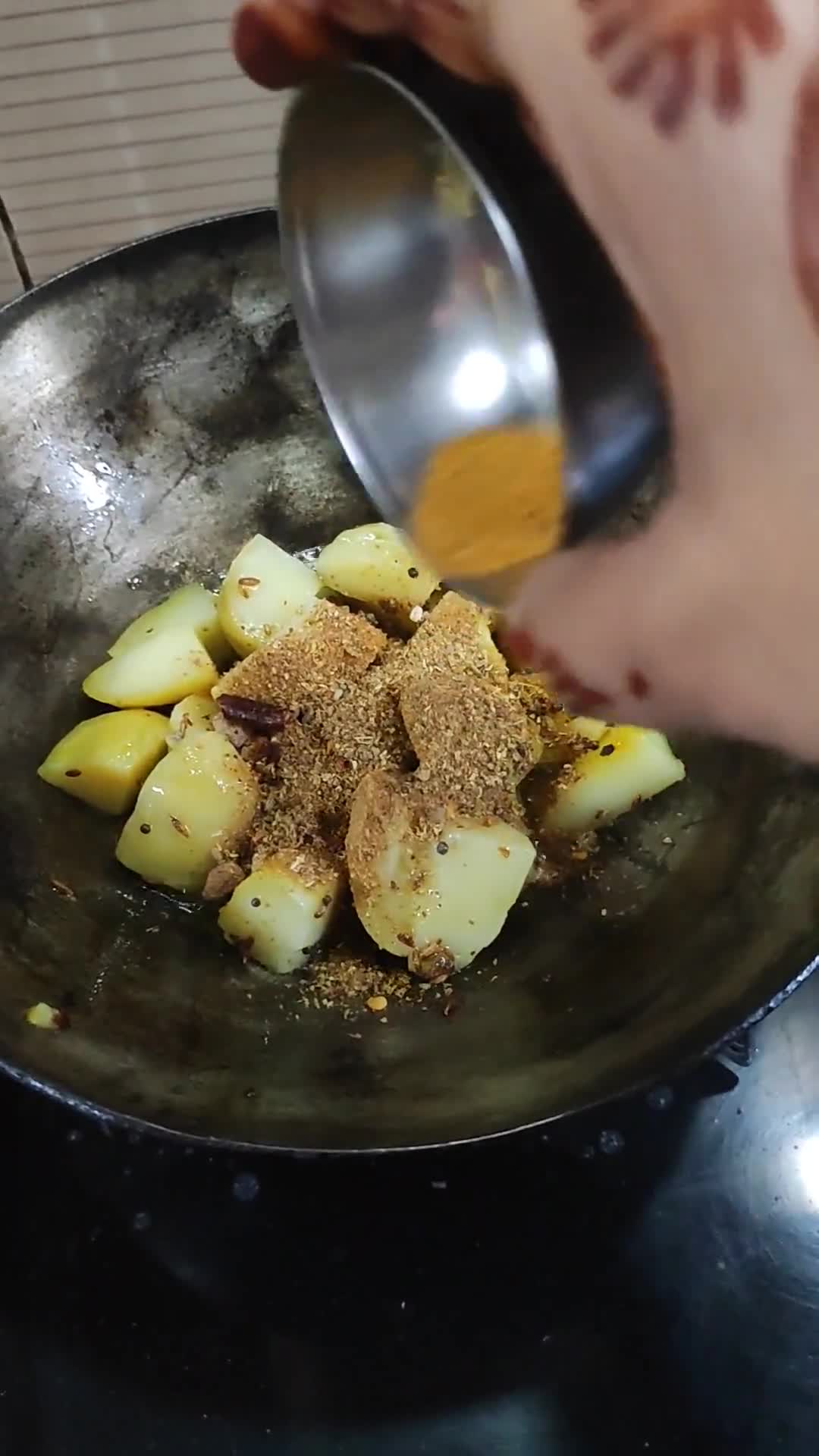 आलू के गुटके(aloo ke gutke recipe in hindi) रेसिपी चरण 4 फोटो