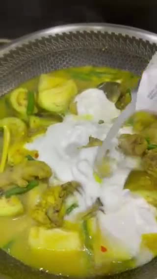 Gambar langkah 5 resipi Ayam Masak Lemak Ubi Cekur & Daun Ketumbar.