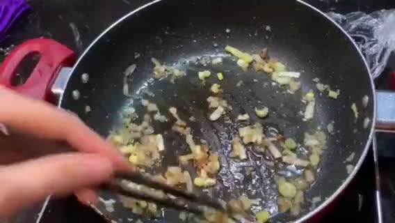 Hình bước làm 3 của món Mỳ tương đen Hàn Quốc 짜장면