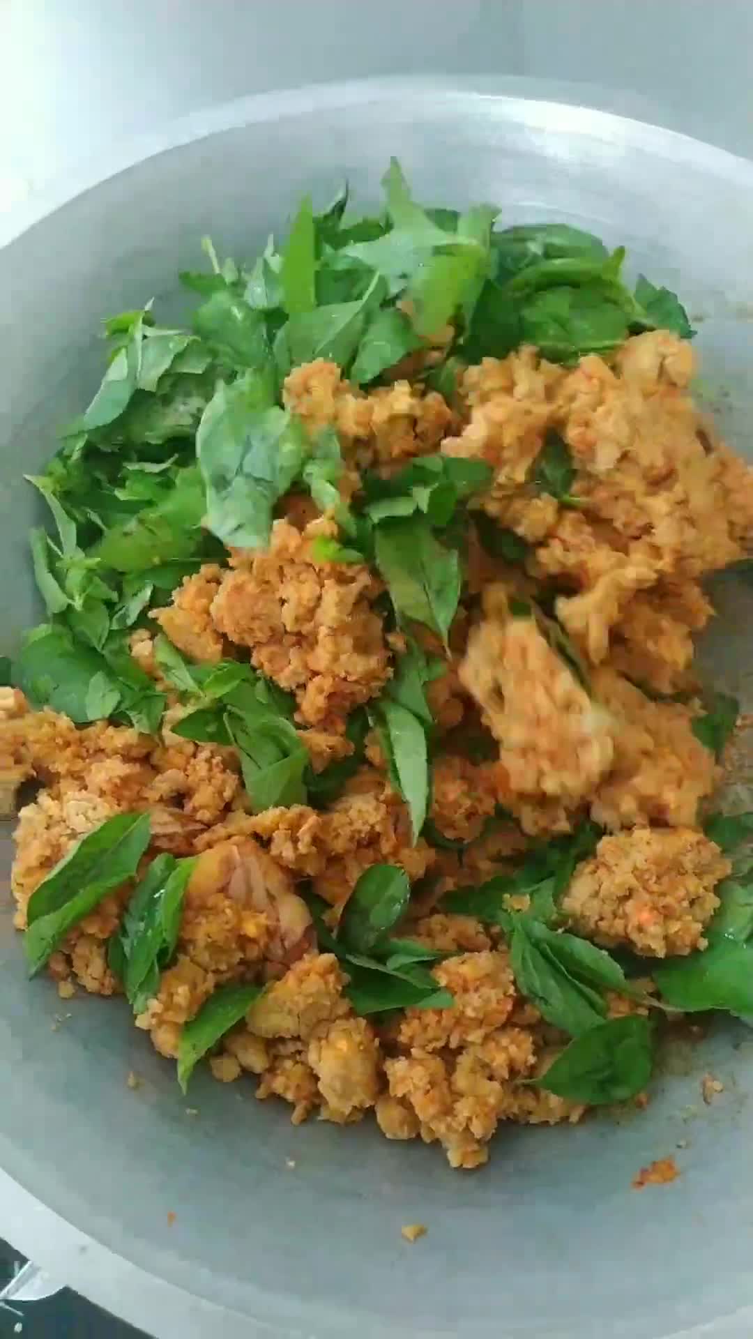 Foto langkah ke 3 dari resep Tumis Kering Oncom Kemangi.