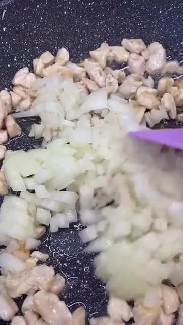 Фото кроку 1 до Слойки з куркою та грибами 🍄‍🟫.
