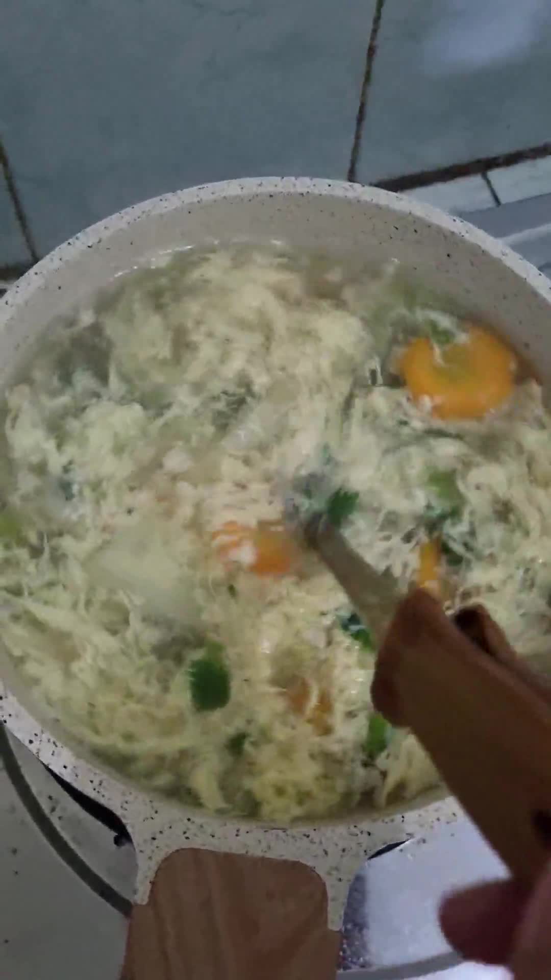 Foto langkah ke 5 dari resep Sup Tofu Telur.