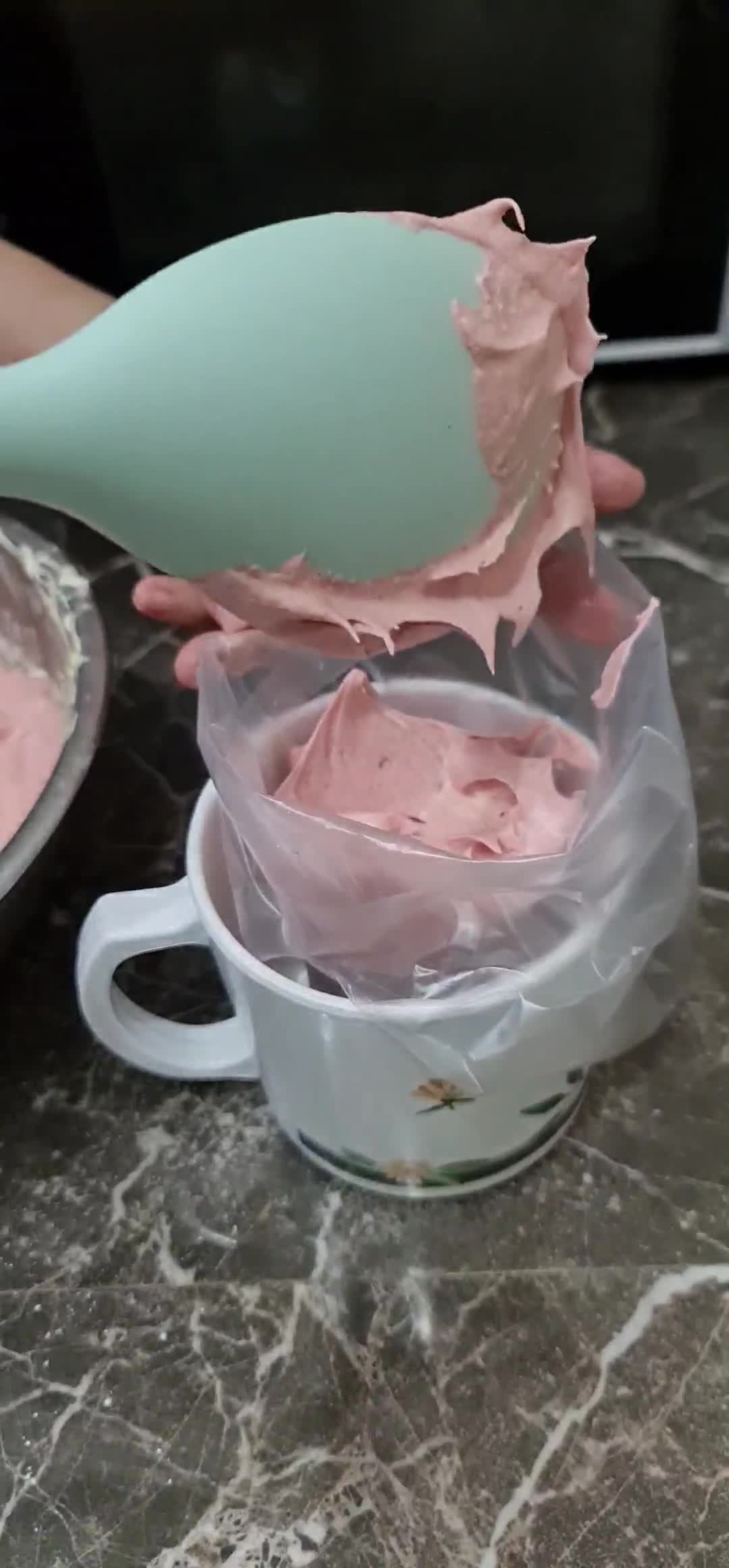 Foto langkah ke 3 dari resep Lidah Kucing Red Velvet.