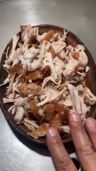 Foto del paso 2 de la receta: Cachete de cerdo 🐷 desebrado cocido con salsa de jitomate delicioso un sabor único rápido