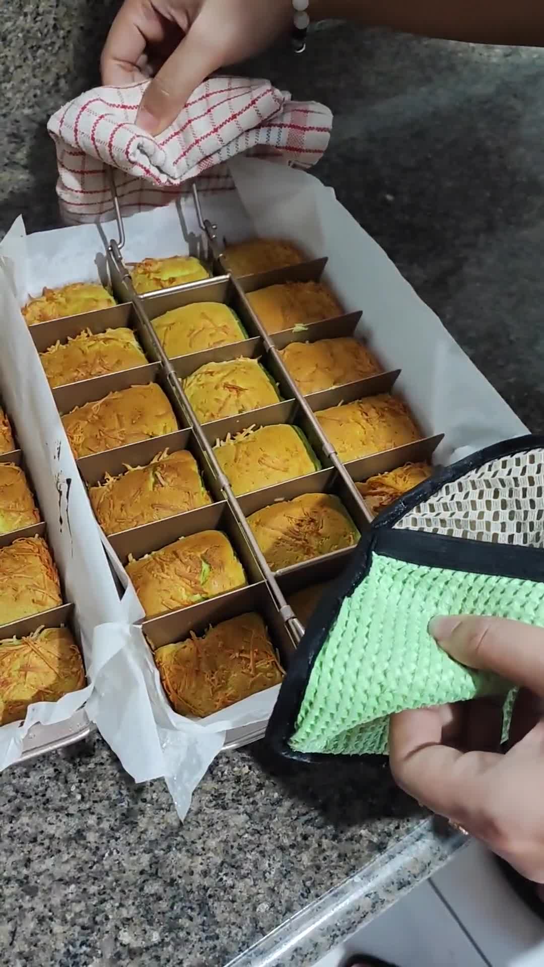 Foto langkah ke 6 dari resep Bolu Pandan Keju Panggang.