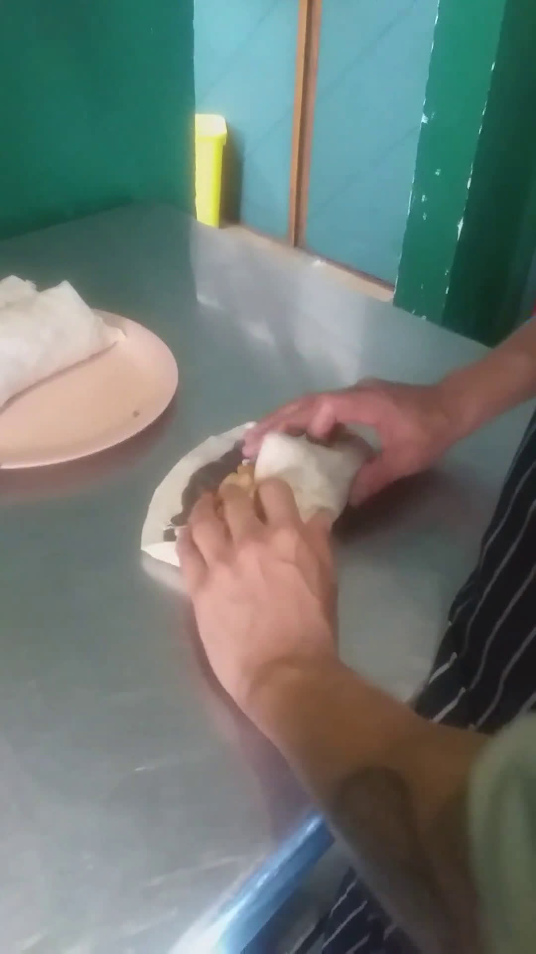 Foto del paso 16 de la receta: Burritos norteños con papas cambray y salsa holandesa