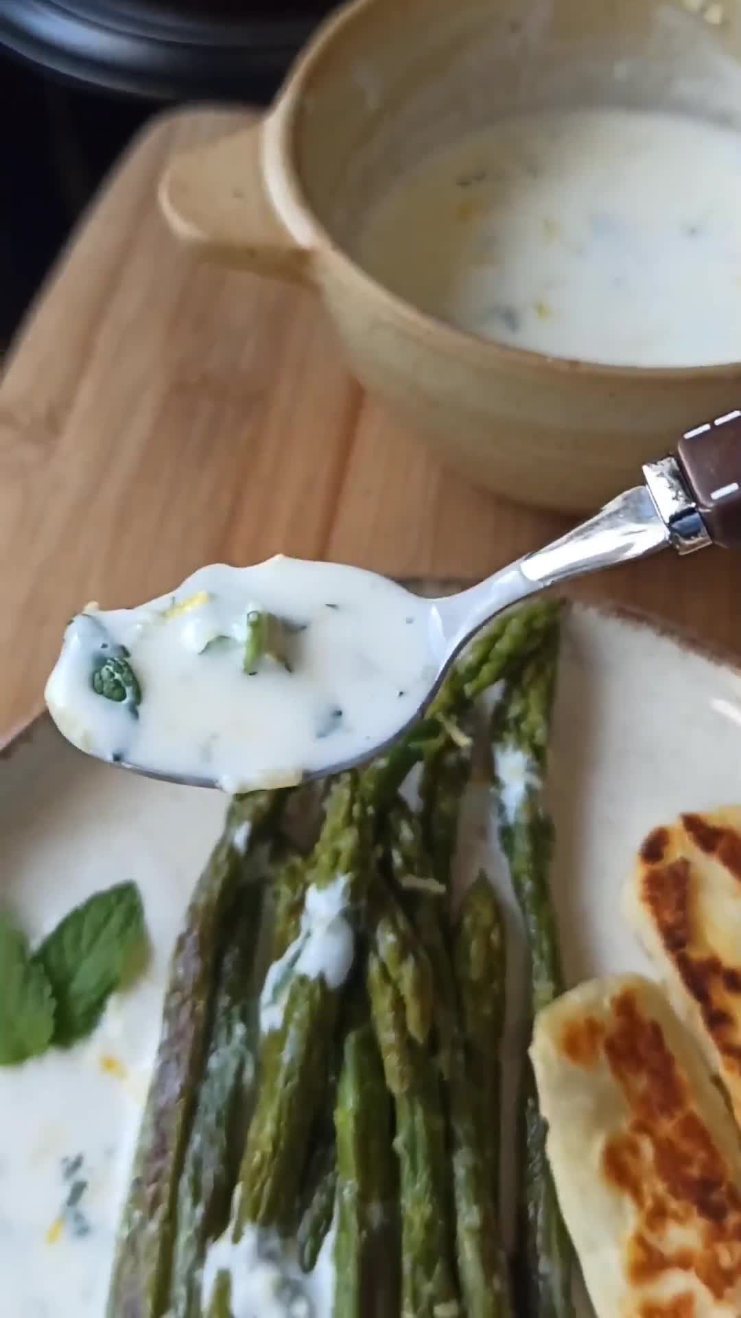 Une image de l'étape 3 de Asperges et halloumi grillées sauce mentholée.