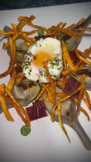 Foto del paso 7 de la receta: Alcachofa con crujiente de Jamón Ibérico Huevo Poché Boniato paja y Crema de Guisantes