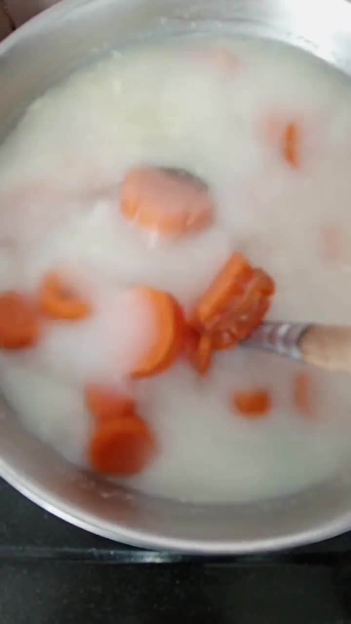 Foto langkah ke 3 dari resep Bobor Bayam Wortel.