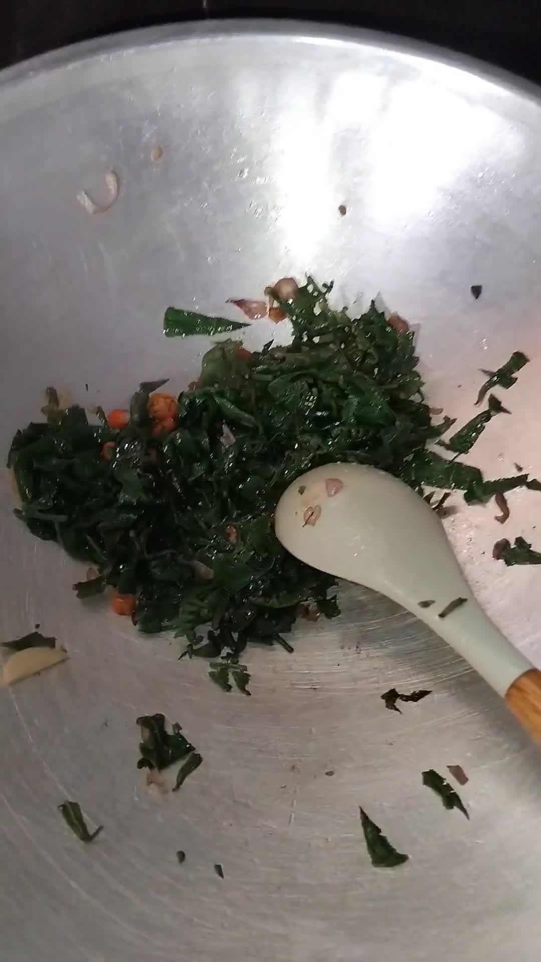 Foto langkah ke 4 dari resep Tumis pakis.