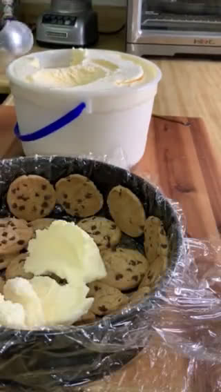 Foto del paso 3 de la receta: Pastel De Nieve de Vainilla con Galletas Chispas de Chocolate