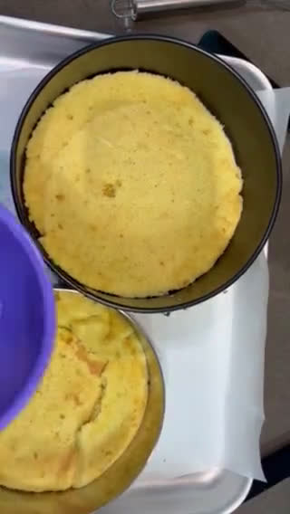 A picture of step 11 of Bavarian cream cake with fruits.
