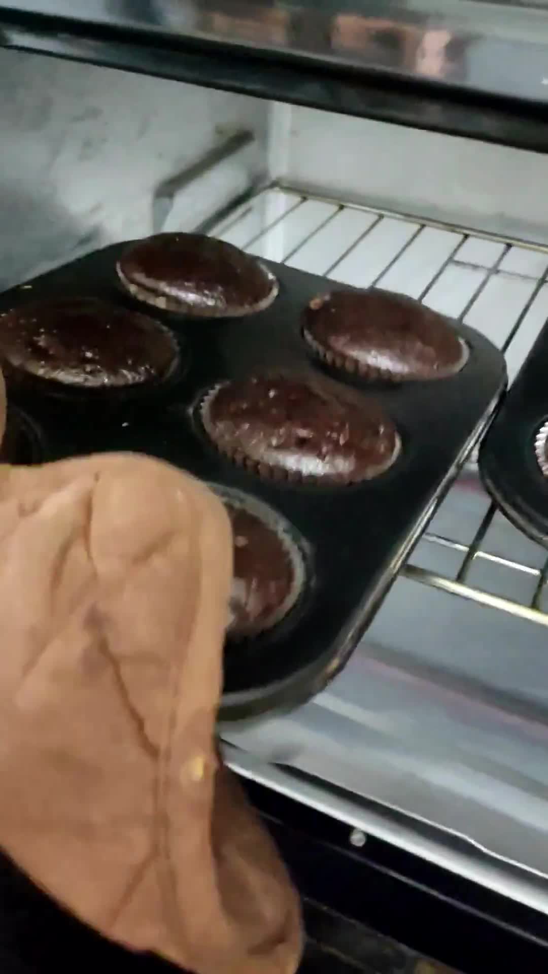 A picture of step 7 of Buttercream Chocolate Cupcakes.