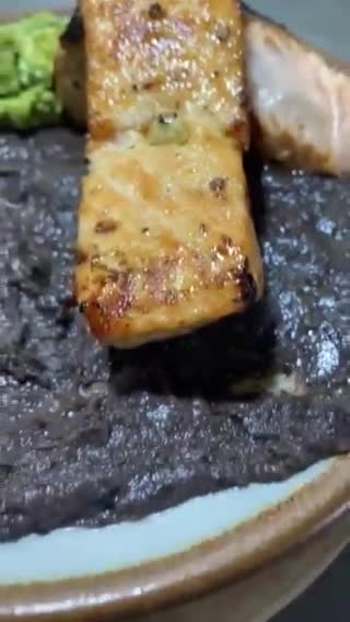 Foto del paso 3 de la receta: Salmón, guacamole 🥑 y frijoles negros refritos con manteca