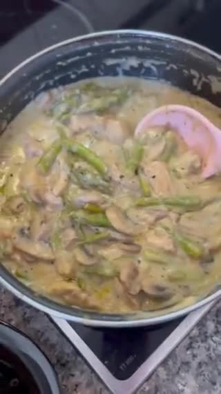 Foto del paso 4 de la receta: Pollo cremoso con espárragos