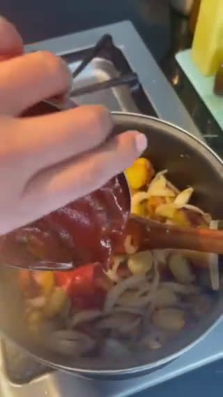 Foto del paso 2 de la receta: Anchovetas en salsa de tomate con papas a la lionesa
