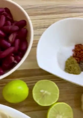 صورة لخطوة 1 من وصفة صلصة الفاصوليا الحمراء مع الخبز المحمص 🥖🍞🫓