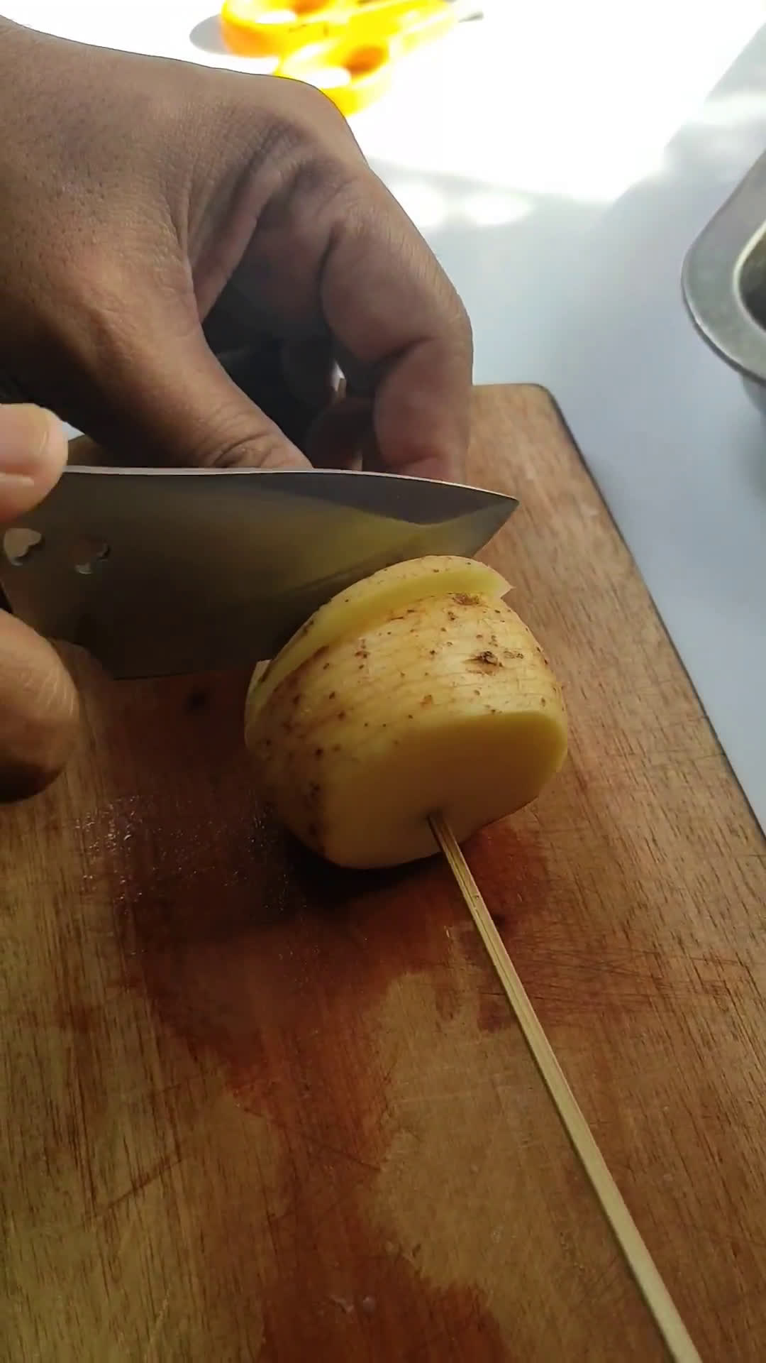 Foto langkah ke 3 dari resep Hasselback Potatoes.