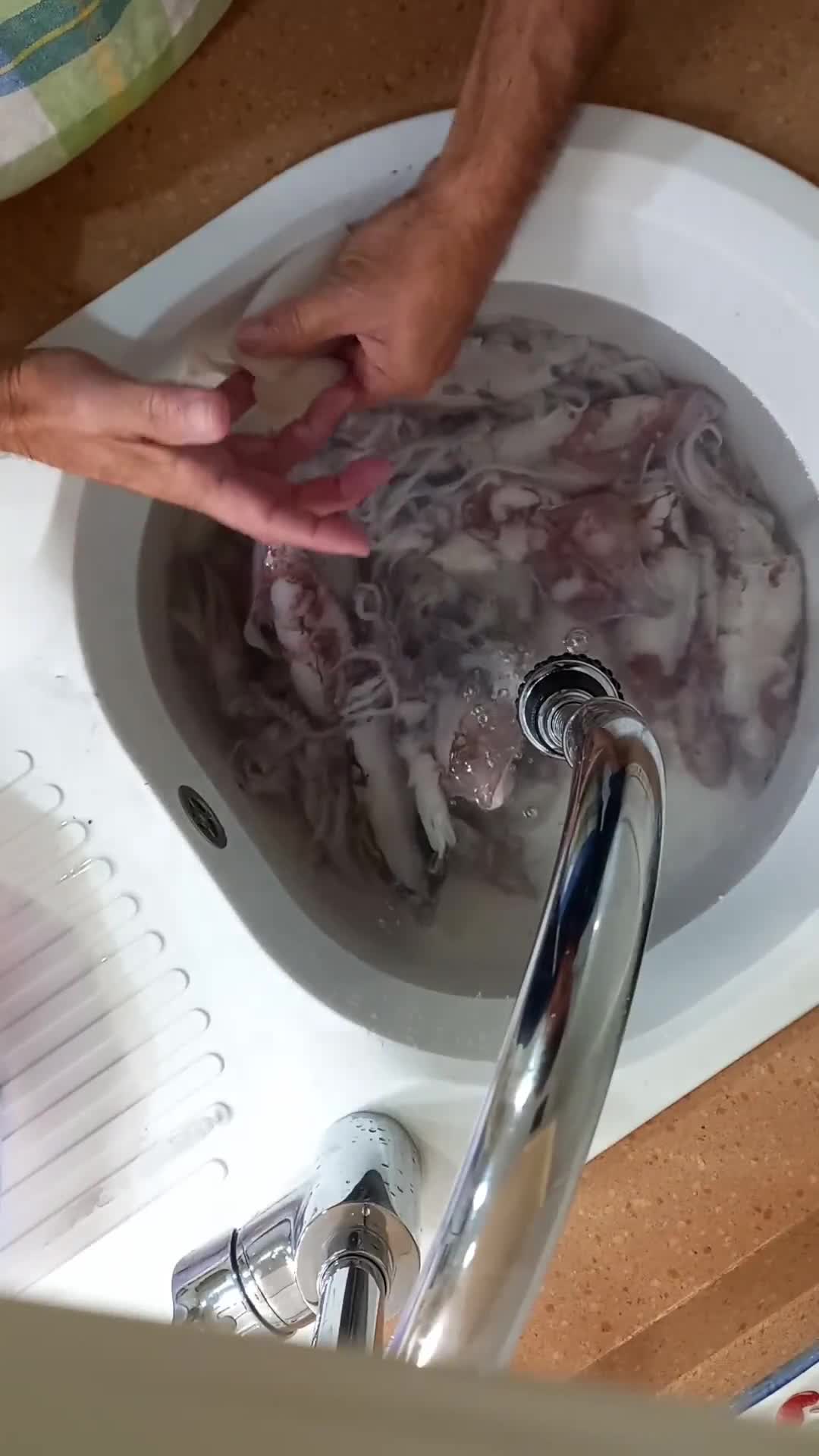 Foto del paso 1 de la receta: Chipirones del cantábrico rellenos en su tinta a la bilbaina