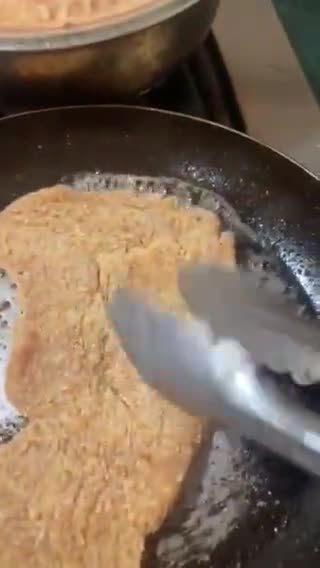 Foto del paso 2 de la receta: Frijoles negros con pollo empanizado y pasta roja