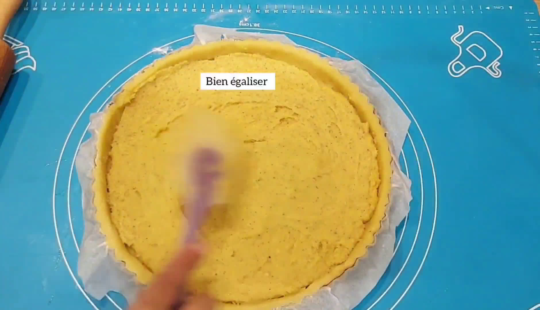 Une image de l'étape 5 de Tarte aux pommes à la crème d'amandes.