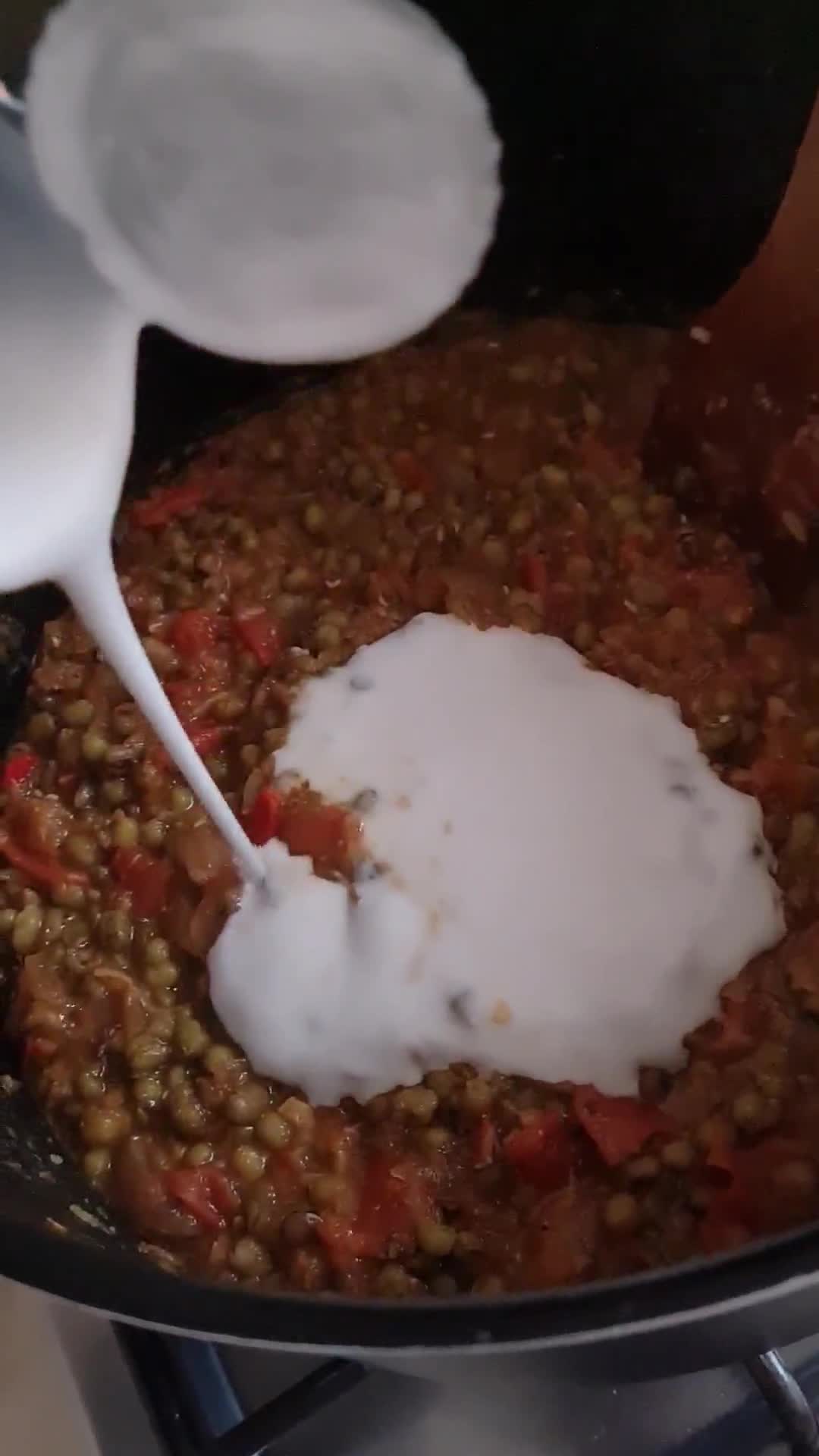 Foto del paso 2 de la receta: Curry de legumbres 🇮🇳 con leche de coco 🥘 sobre arroz basmati 🍚