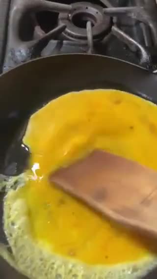 Foto del paso 3 de la receta: Huevos ahogados con Salsa de Jitomate 🥫