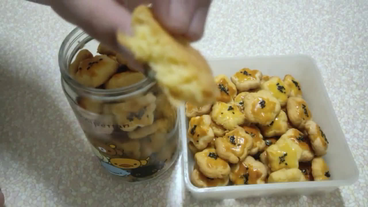 Foto langkah ke 7 dari resep Salted egg yolk cookies.