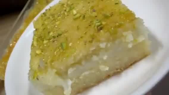 صورة لخطوة 5 من وصفة بسبوسة بالقشطة 🥧