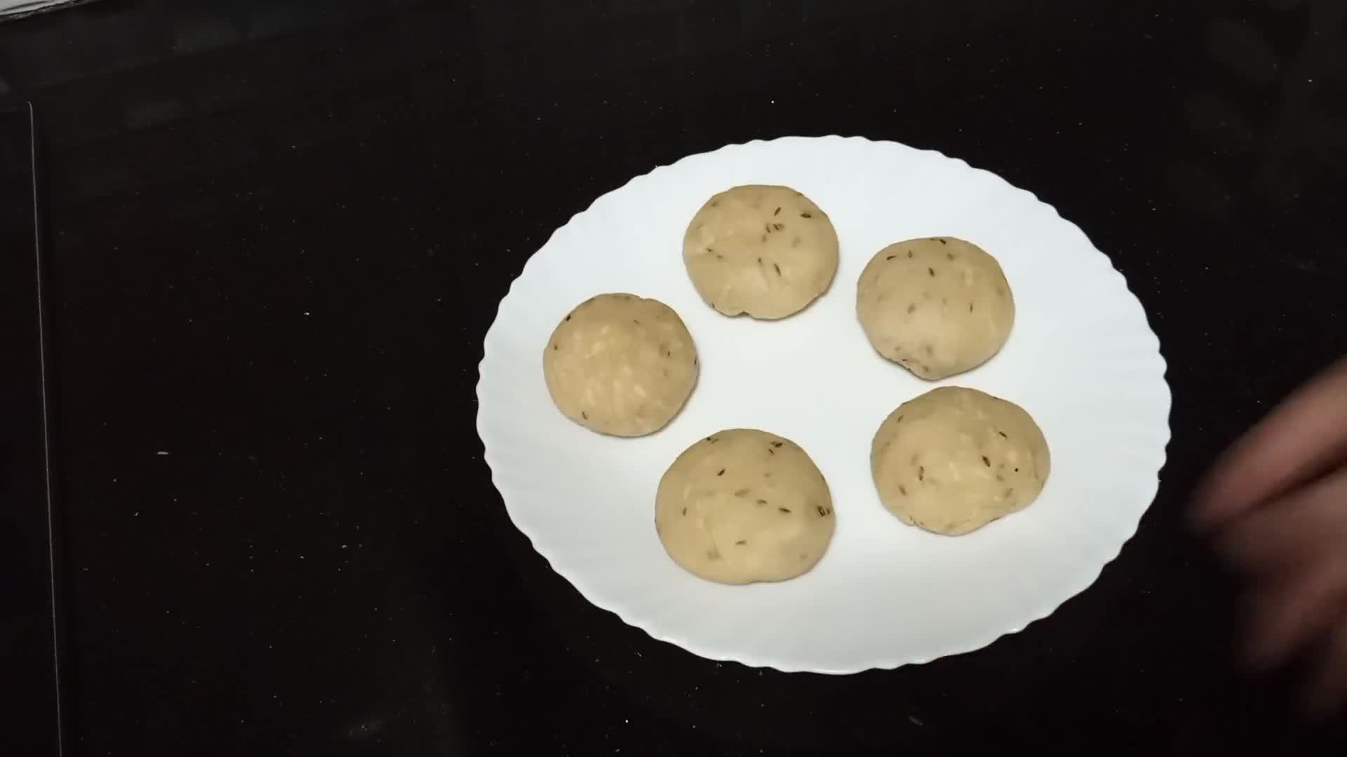 A picture of step 9 of Aloo Ke samosay.