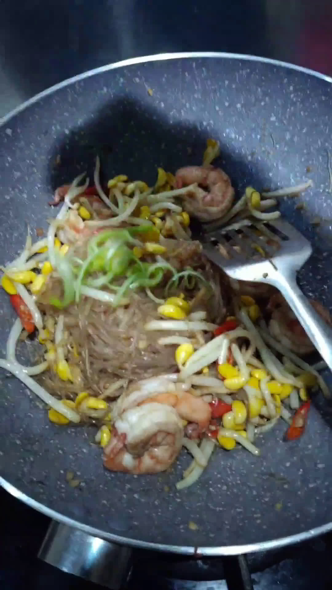 Gambar langkah 4 resipi Soybean Sprouts and Shrimps Stir-fry.