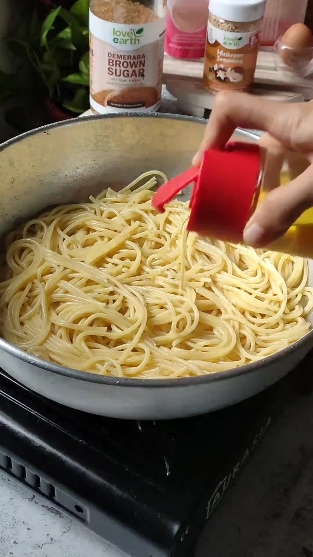 Gambar langkah 2 resipi Spaghetti Keju Telur Gulung.