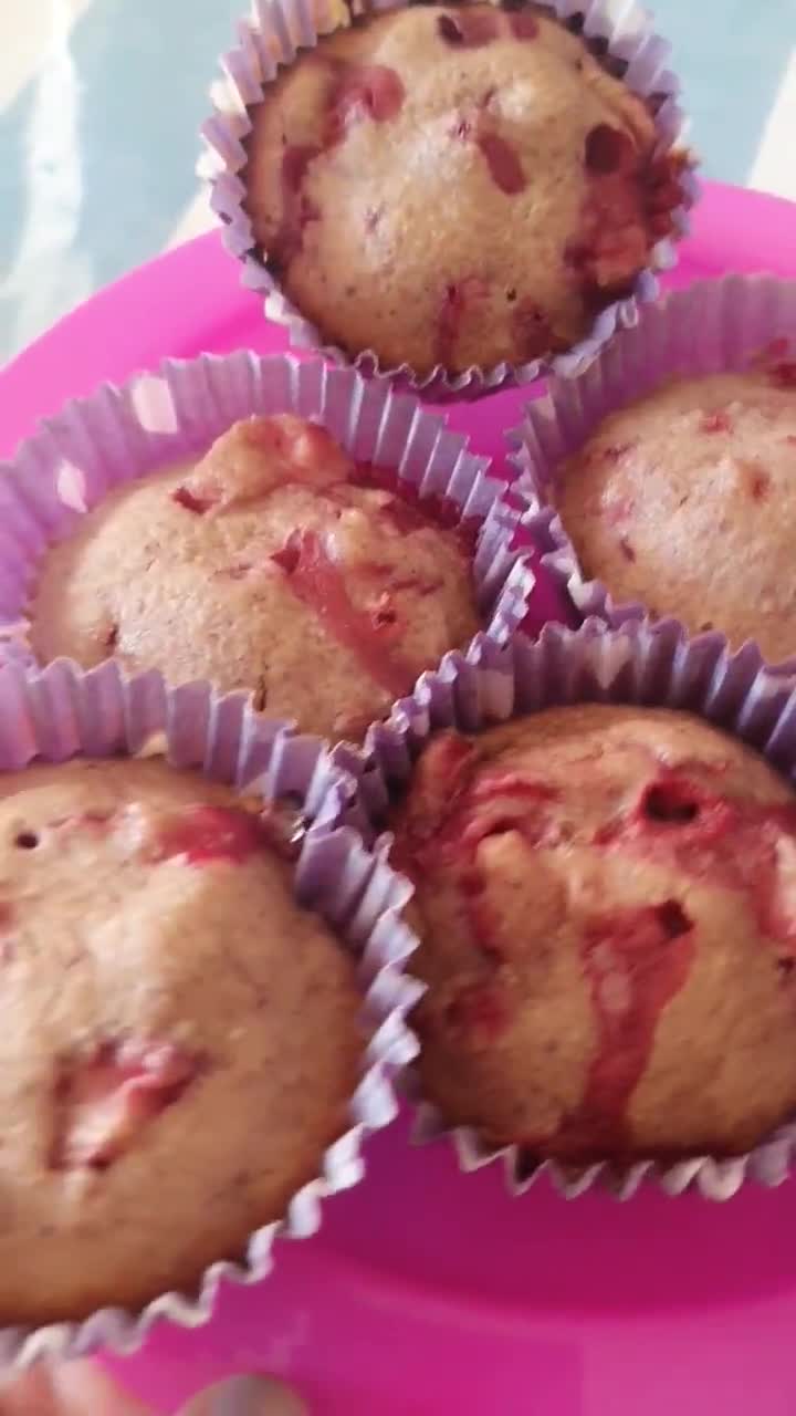 Foto del paso 4 de la receta: 🍓🧁🍓Muffins integrales de frutilla