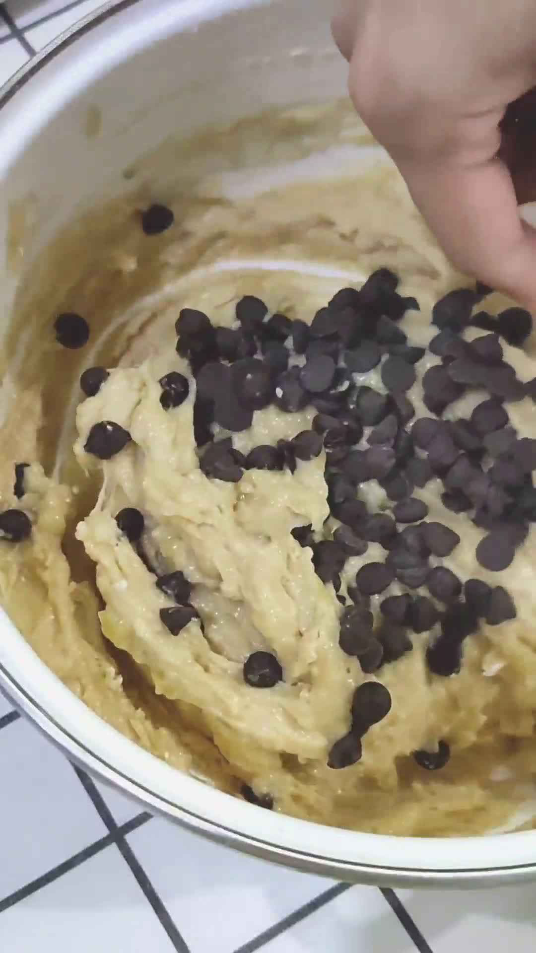 Gambar langkah 6 resipi Muffin pisang & cip coklat (Banana Muffins w Chocolate Chips).
