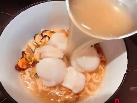 Hình bước làm 2 của món Mì Ăn Liền Nấu Trai (Vẹm Đen) & Cồi Sò Điệp Tươi