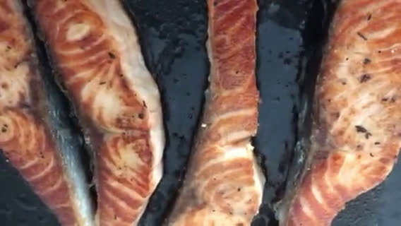 Foto del paso 4 de la receta: Salmón fresco a la plancha con habitas y ajos tiernos