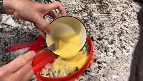 Foto del paso 2 de la receta: Tortilla de champiñones y queso azul al toque de albahaca con Lékué Omelette al microondas